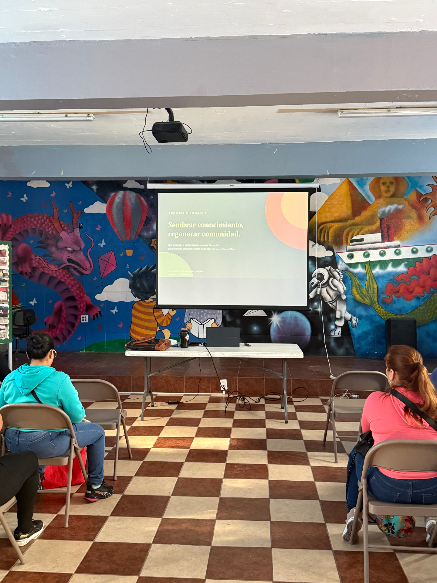 Proyección de la presentación Sembrar conocimiento, regenerar comunidad en la biblioteca de la escuela