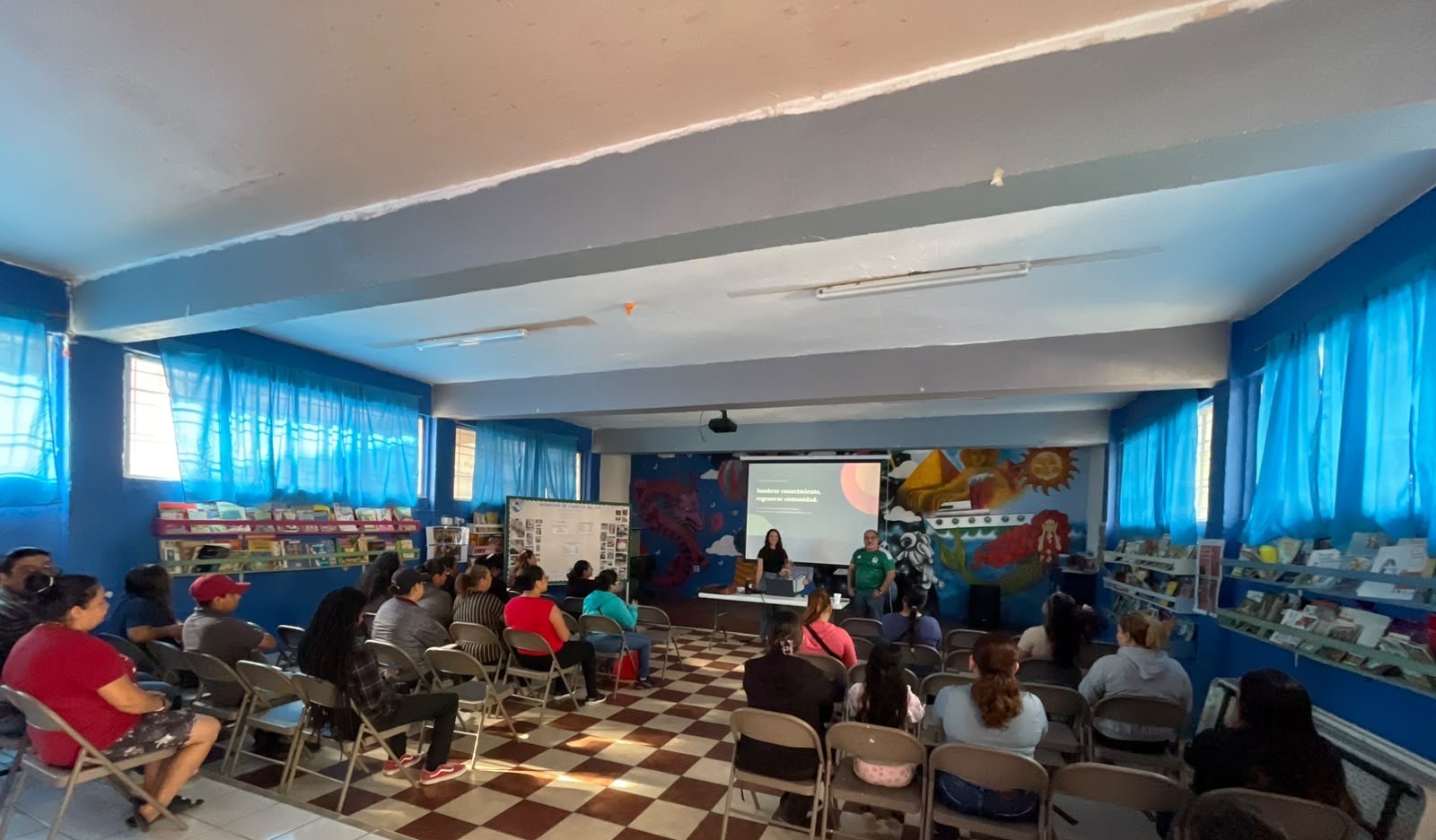 Padres y madres de familia reunidos en la biblioteca de la Escuela Gregorio Torres Quintero durante la presentación de Bibliotecas Raíz